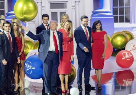 Политолог назвал сумасшедшей команду Трампа