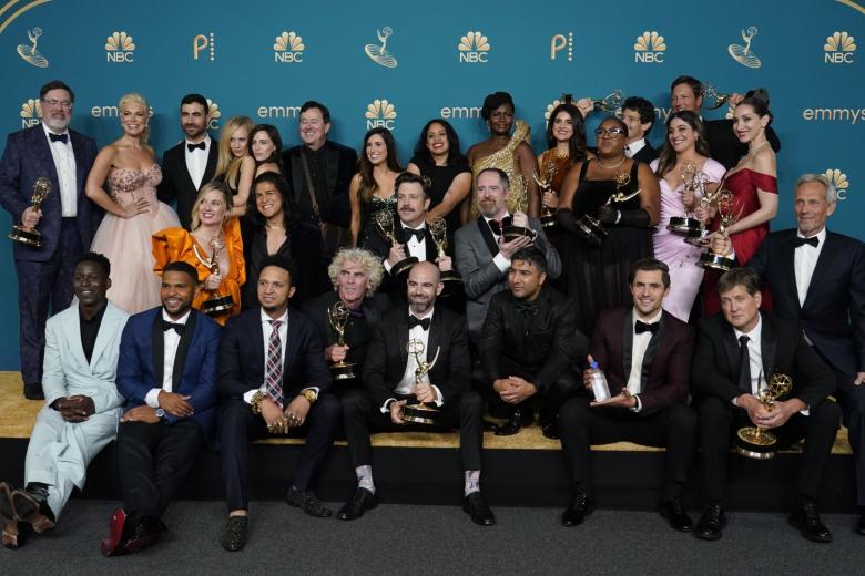 Съемочная группа сериала «Тед Лассо», получившая премию за лучший комедийный сериал