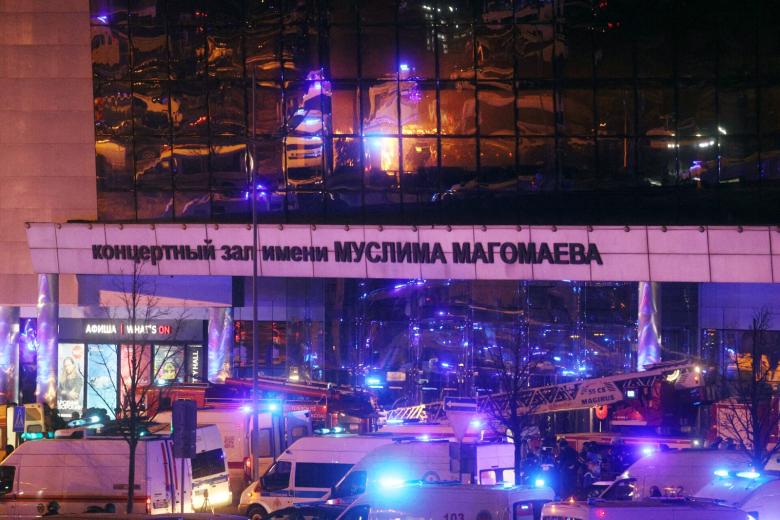 Красногорск. Работа экстренных служб у здания концертного зала «Крокус Сити Холл»