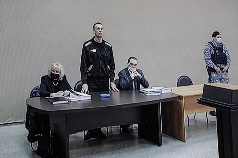Алексей Навальный (в центре)