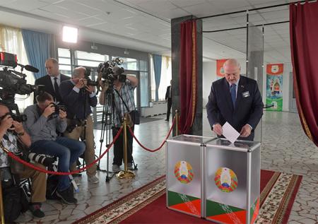 Экзитпол: Лукашенко побеждает на выборах президента Белоруссии
