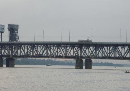 Появились кадры ракетного удара по ж/д мосту в Днепре