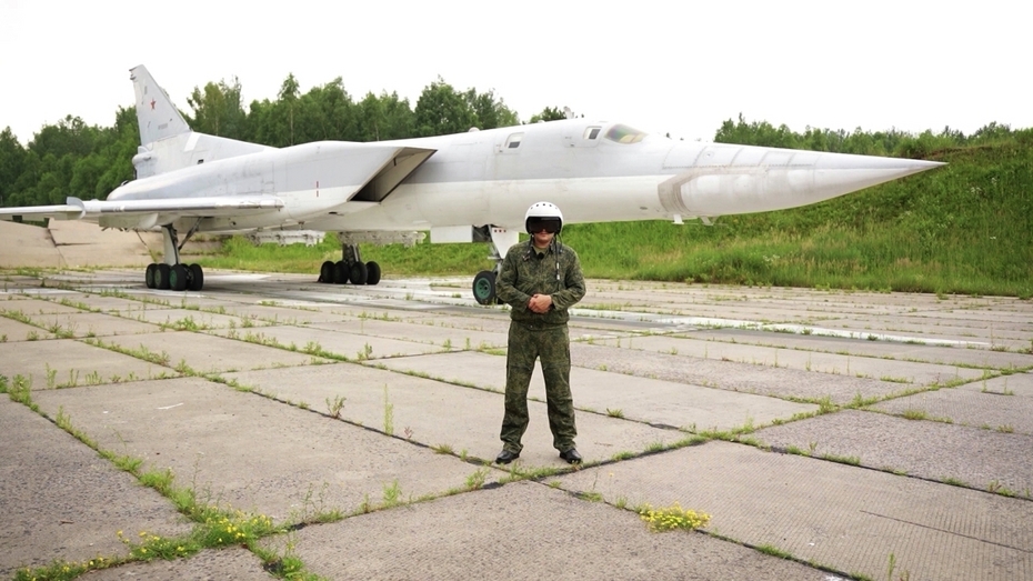 Военнослужащий РФ у стратегического бомбардировщика Ту-22М3 ВКС России