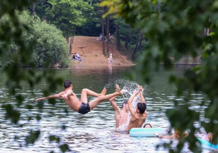 Эксперт рассказал о риске заразиться COVID при купании в водоёмах
