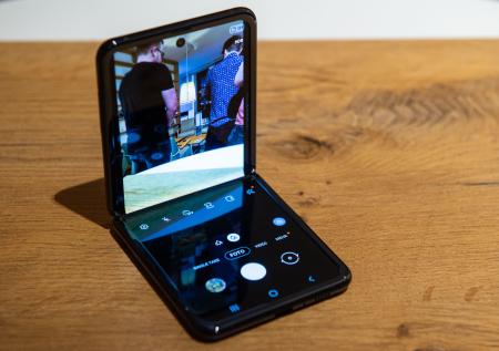 Складной смартфон Galaxy Z Flip поступил в продажу в России