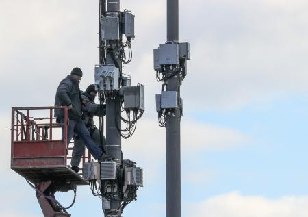 Сотовые операторы покроют сетями 4G все населённые пункты России