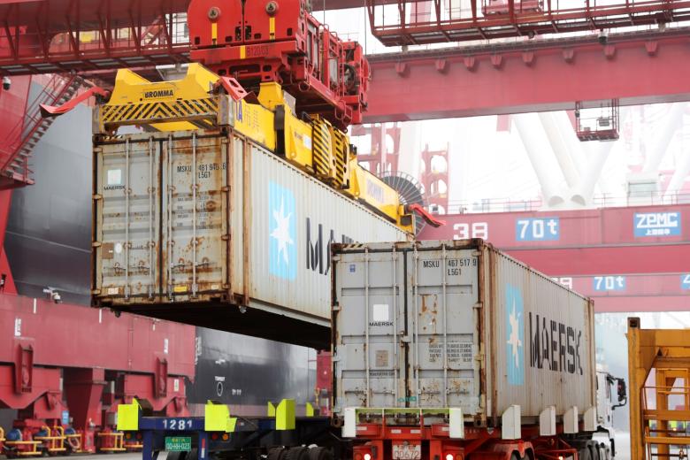 Контейнеровоз MSC IRINA загружается в Циндао, провинция Шаньдун, Китай