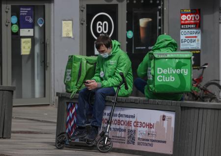 Курьерам Delivery Club начали погашать долги по зарплате