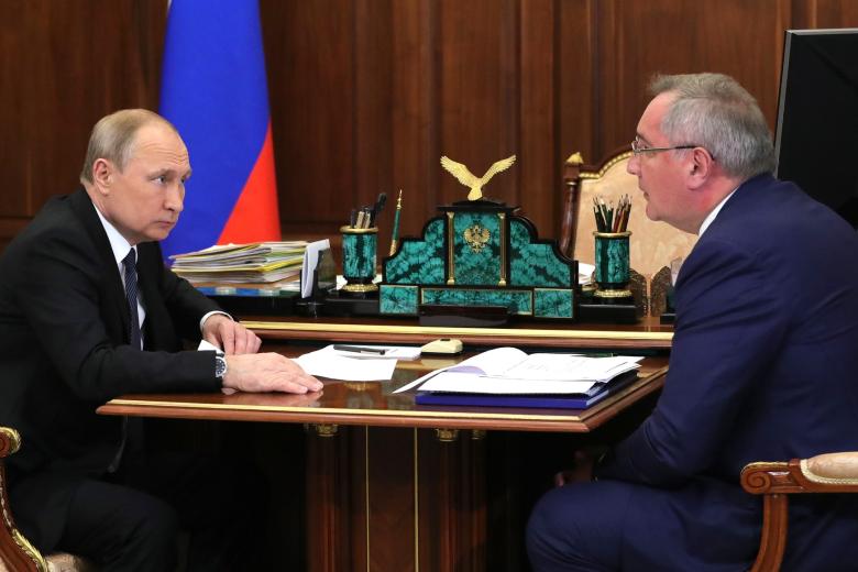 Президент РФ Владимир Путин и Дмитрий Рогозин