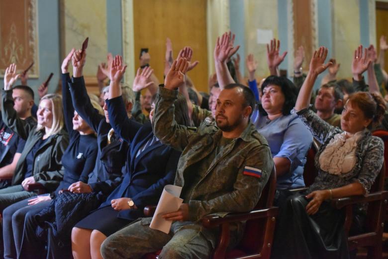 Депутаты Народного собрания ДНР во время встречи с главой ДНР Денисом Пушилиным