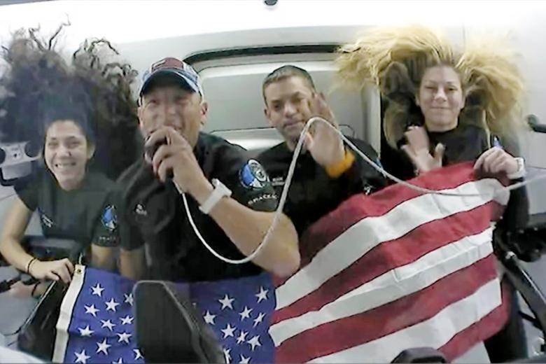 Экипаж из четырех человек на борту частной миссии на борту капсулы SpaceX
