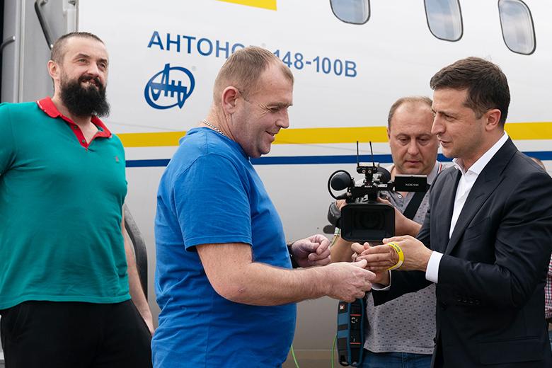 Владимир Зеленский встретил освобождённых украинцев в международном аэропорту Борисполь