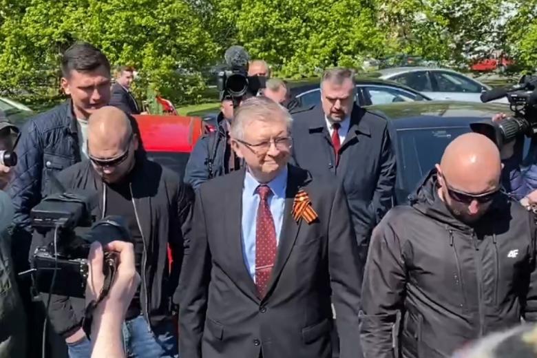 Российский посол Сергей Андреев (в центре) приехал на мемориальное кладбище советских воинов на улице Жвирки и Вигуры в Варшаве. Агрессивно настроенная толпа преградила дорогу российскому послу Сергею Андрееву на мемориальном кладбище в Варшаве