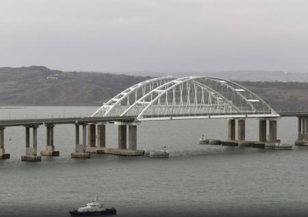 На Крымском мосту перекрыли движение автотранспорта