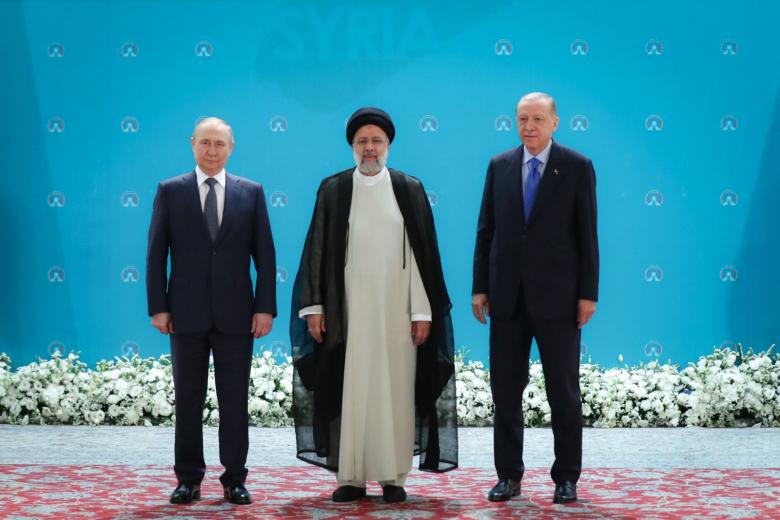 Президент РФ Владимир Путин и президент Ирана Ибрахим Раиси (слева направо) во время трехсторонней встречи глав государств — гарантов Астанинского процесса содействия сирийскому урегулированию