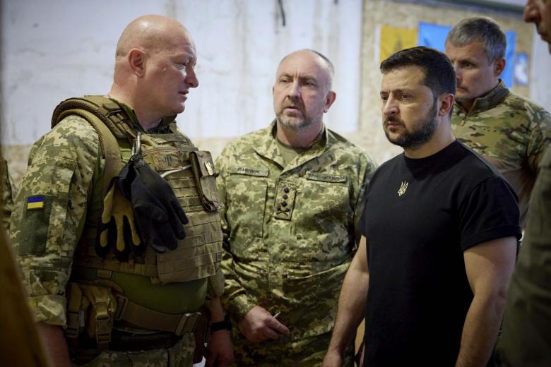 Александр Павлюк (в центре)