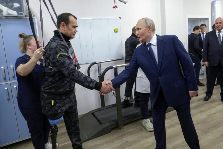Владимир Путин во время посещения в Международный день инвалидов Национального медицинского исследовательского центра травматологии и ортопедии имени Н.Н. Приорова