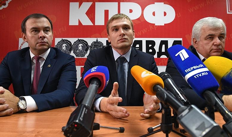 Валентин Коновалов (в центре)
