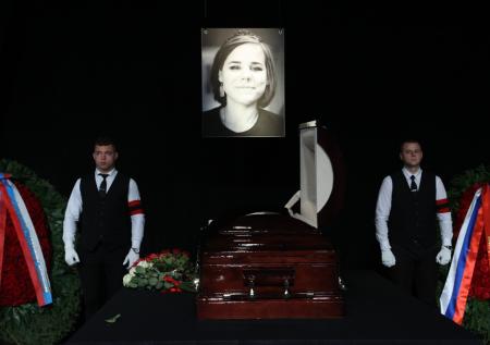 «Она погибла за Россию»: кадры прощания с журналисткой Дарьей Дугиной
