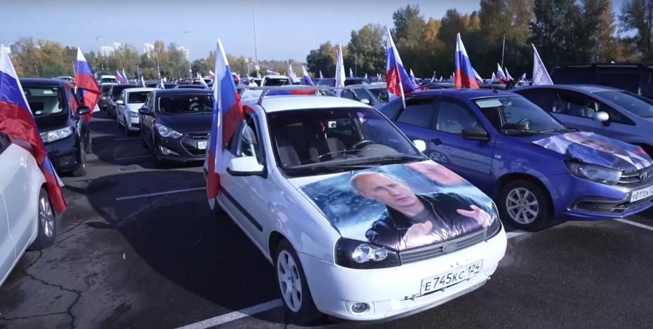 Почти две сотни автомобилей, украшенных российскими флагами, проехали в Красноярске