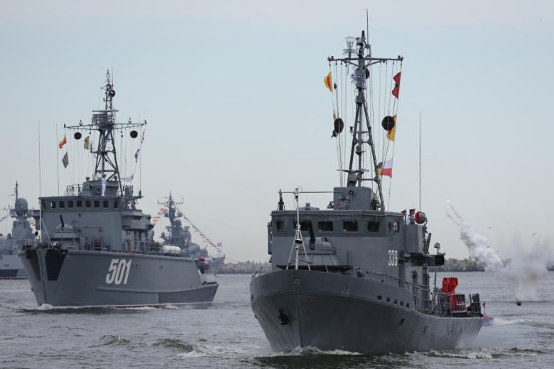 Корабли ВМФ на празднованиях в акватории Балтийска, посвященных Дню Военно-морского флота в России