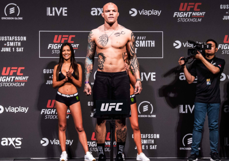 Смит «задушил» Густафссона на UFC в Стокгольме, швед завершил карьеру