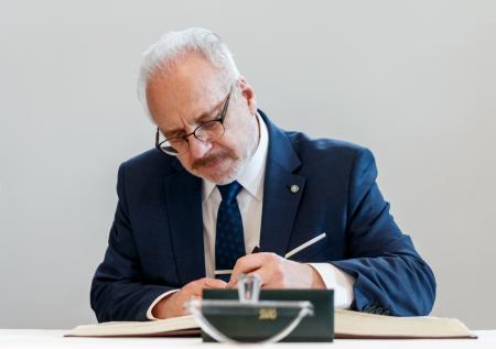 Медведев назвал главу Латвии недопрезидентом 
