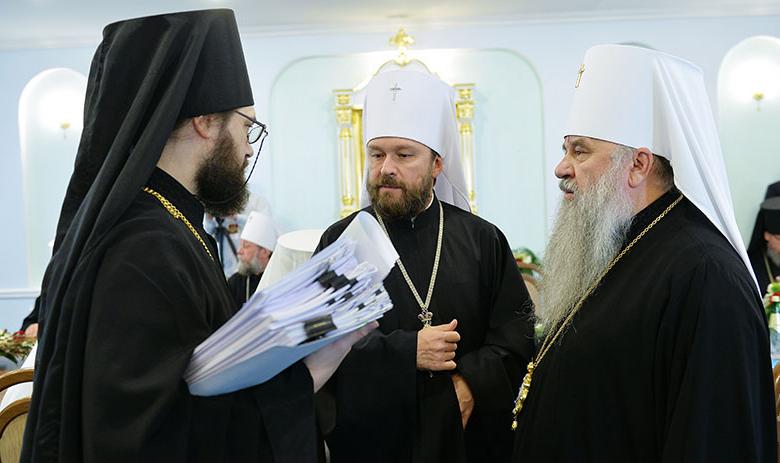 Митрополит Иларион (в центре)