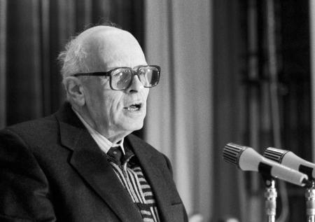 Памятник великому физику или диссиденту Сахарову