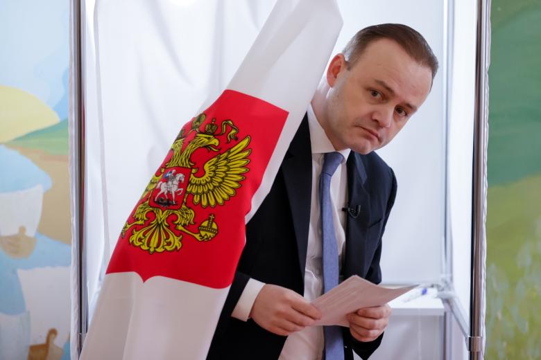 Владислав Даванков во время голосования на выборах президента России