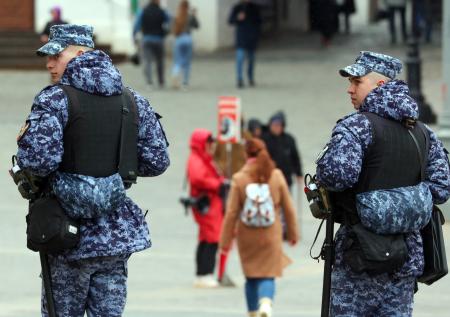Голый москвич в золотистой упаковке задержан в московском метро