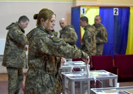 Украинок 14 профессий обязали встать на воинский учет