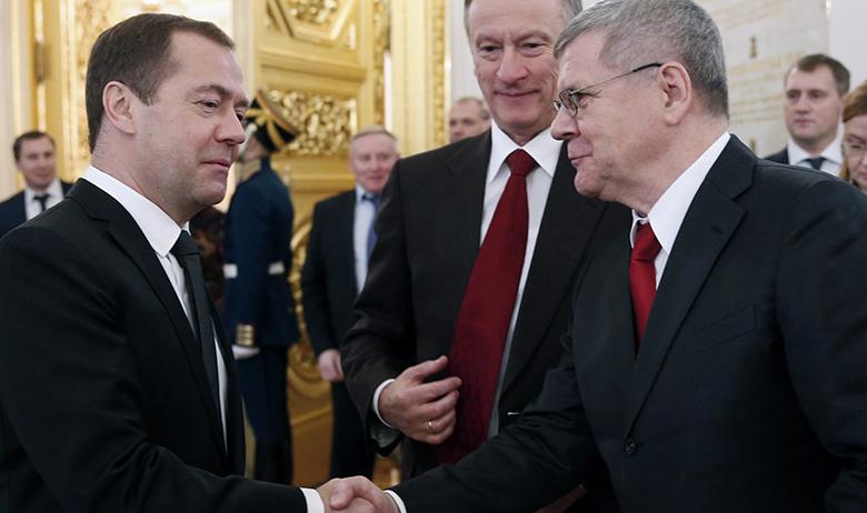 Премьер-министр РФ Дмитрий Медведев, секретарь Совета безопасности РФ Николай Патрушев и генеральный прокурор РФ Юрий Чайка (слева направо) перед выступлением президента РФ Владимира Путина с ежегодным посланием Федеральному собранию РФ в Кремле