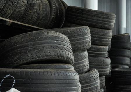 Автомобилистам объяснили, почему опасно выкидывать ненужные шины
