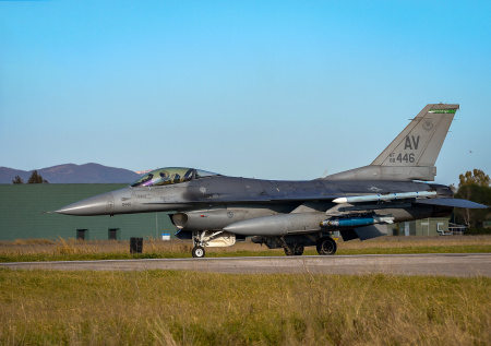 Зеленский пожаловался на серьезную проблему с истребителями F-16