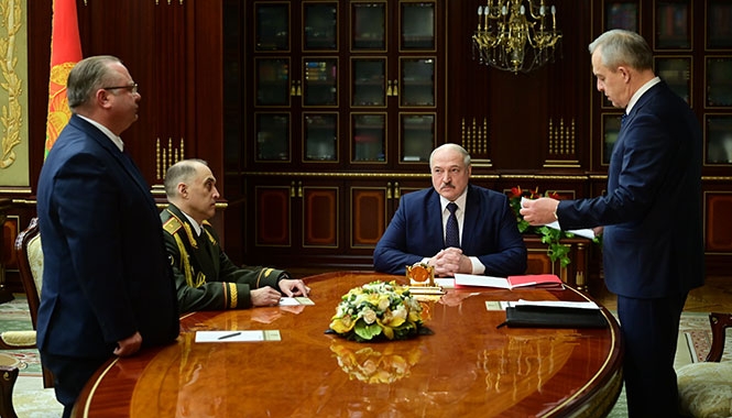 Александр Лукашенко (в центре)