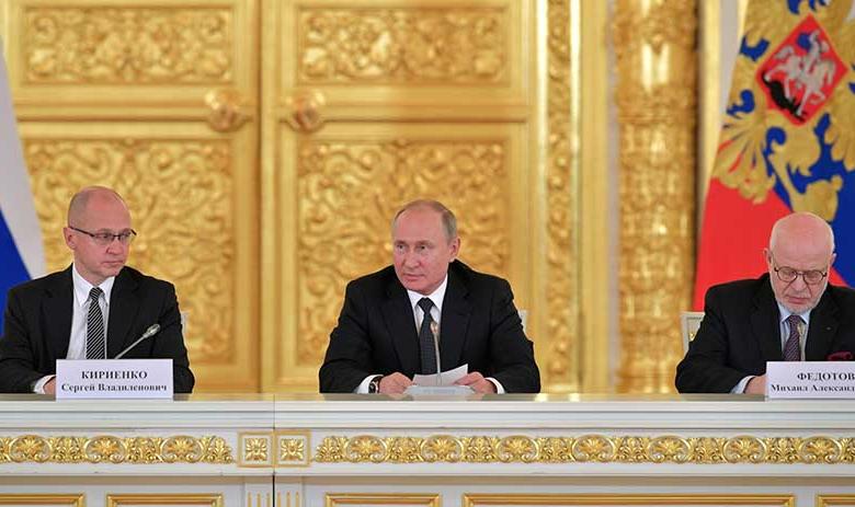 Президент РФ Владимир Путин (в центре)