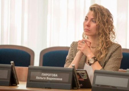 Покинувшая Россию депутат Пирогова не намерена сдавать мандат