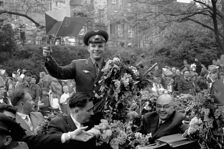 Юрий Гагарин на Вацлавской площади после прибытия в из аэропорта. Прага, Чехословакия