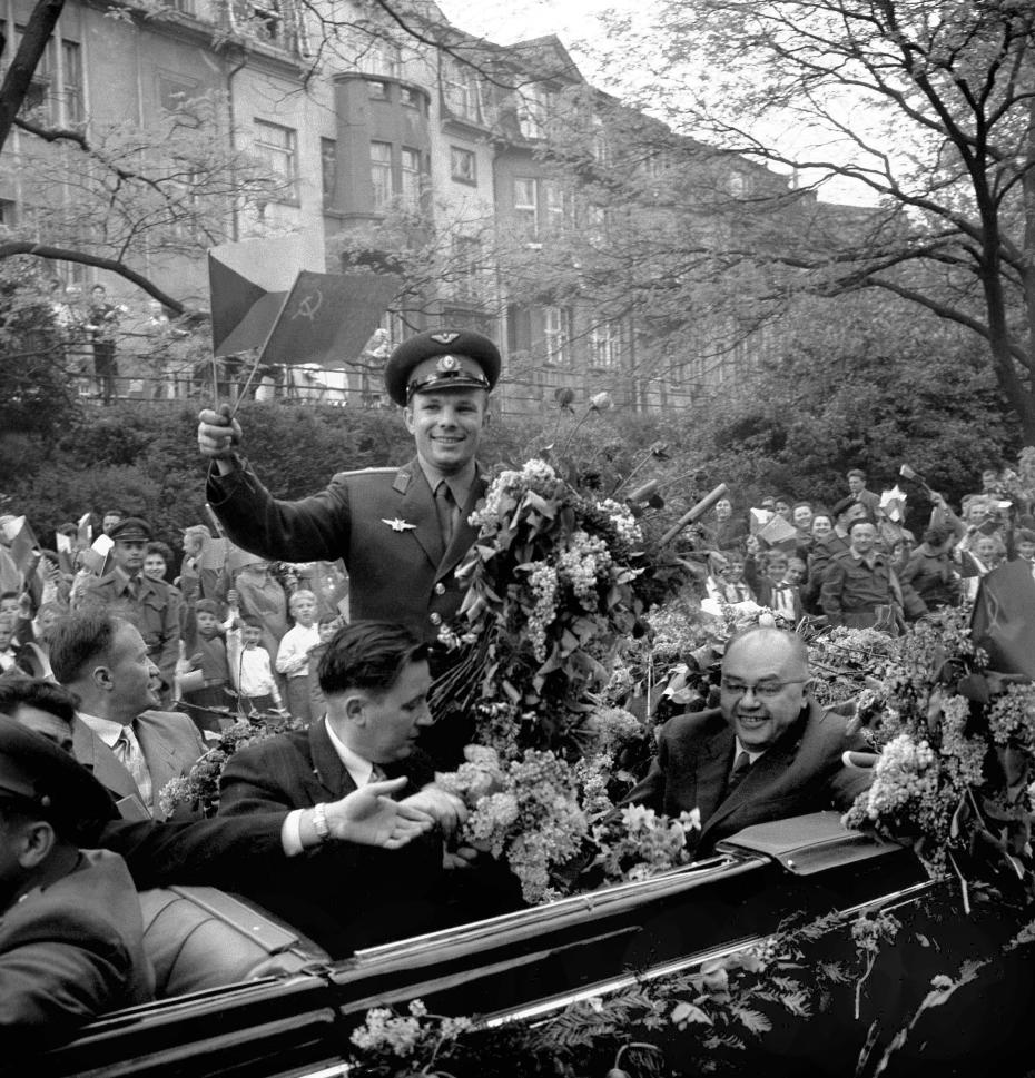 Юрий Гагарин на Вацлавской площади после прибытия в из аэропорта. Прага, Чехословакия
