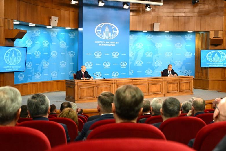 Президент РФ Владимир Путин во время встречи с руководством МИД РФ