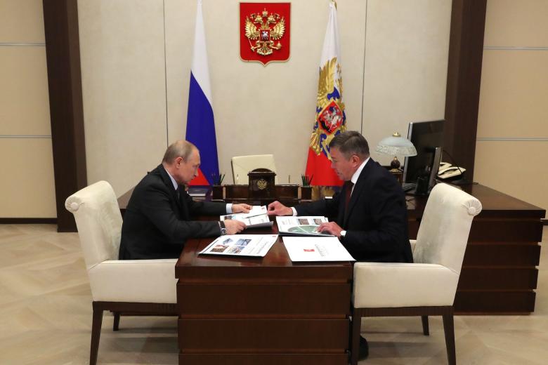 Президент РФ Владимир Путин и Олег Кувшинников 