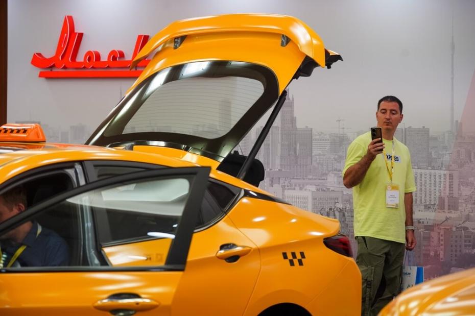Презентация автомобиля «Москвич 6» на XI Международном евразийском форуме такси