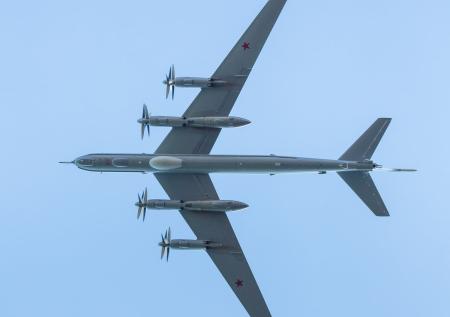Российские военные пилоты отработали навыки над нейтральными водами