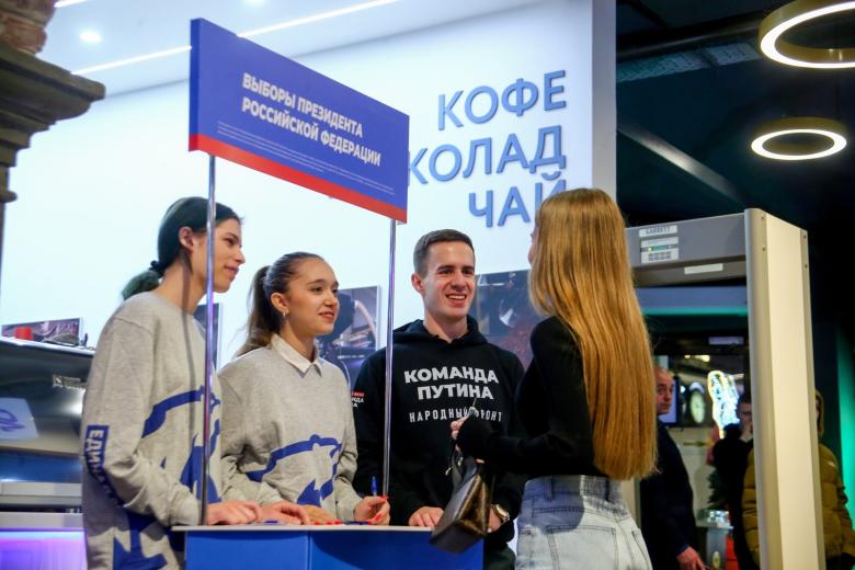 Сбор подписей в Москве в поддержку выдвижения действующего президента России Владимира Путина для участия в выборах