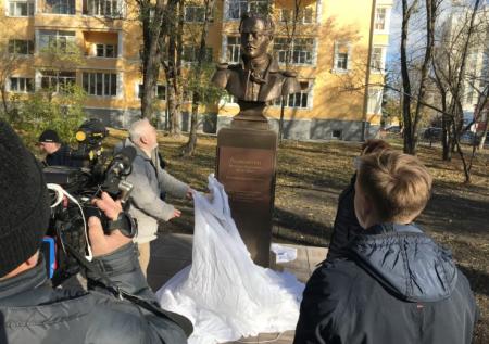 В Ульяновске установили памятник Лермонтову с опечаткой в цитате