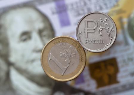 Рубль резко вырос к доллару и евро