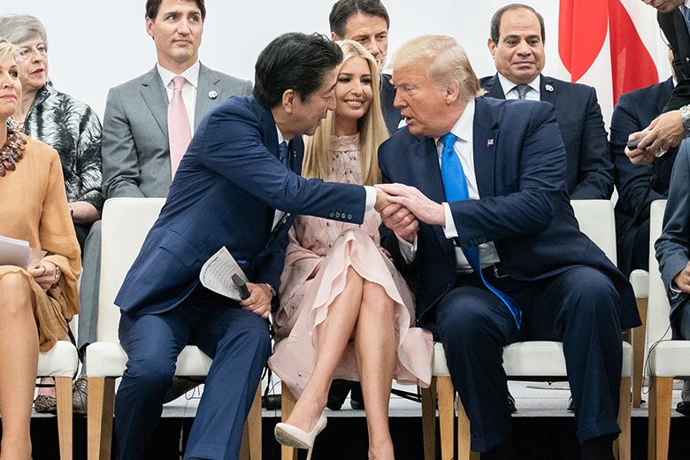 Иванка Трамп между Синдзо Абэ и Дональдом Трампом