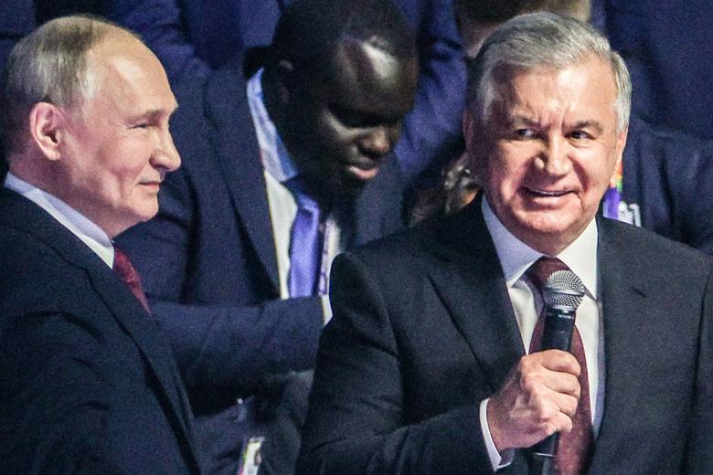 Владимир Путин и президент Узбекистана Шавкат Мирзиёев (слева направо) на церемонии открытия фиджитал-турнира «Игры будущего» в МВЦ «Казань Экспо»