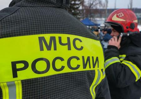 Момент падения автомобиля в реку в Москве попал на видео